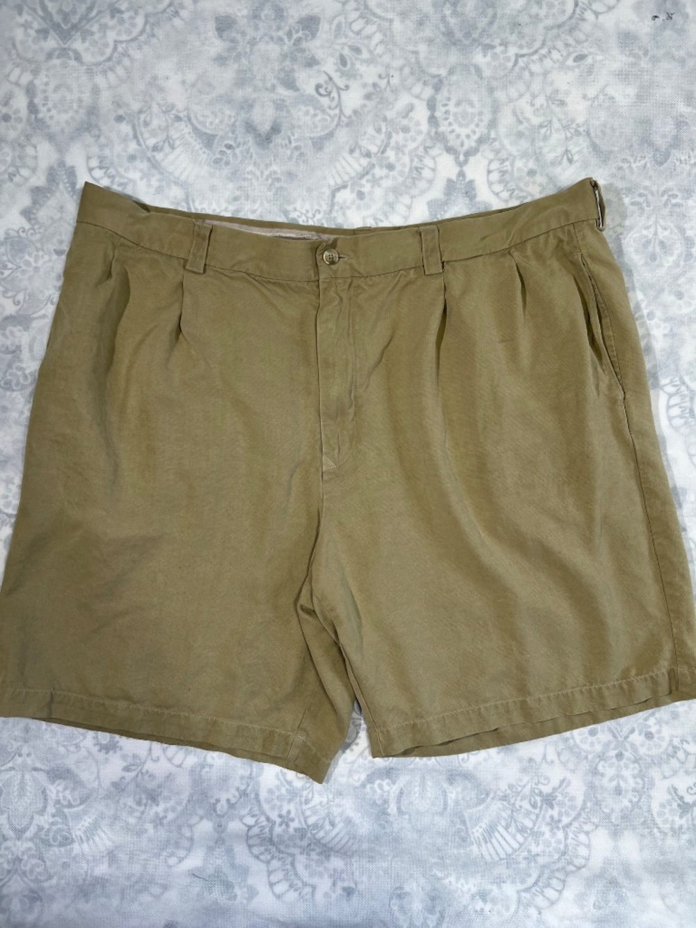 Tommy Bahama Relax Shorts Mens 42 100% Silk Beige Khaki Casual Pleated Chino